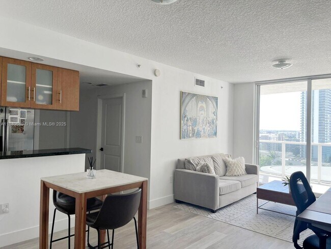 Foto del edificio - 601 NE 23rd St