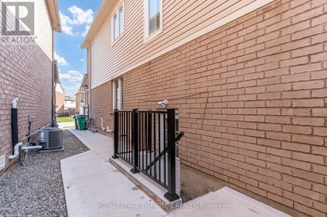 Building Photo - 104 Stedford Cres