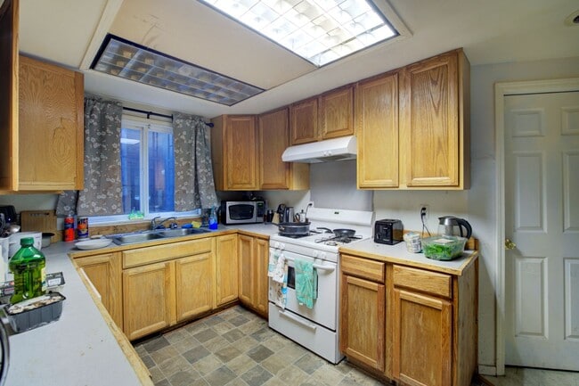 Foto del edificio - Huge U.W. Home Now Renting for September 2026