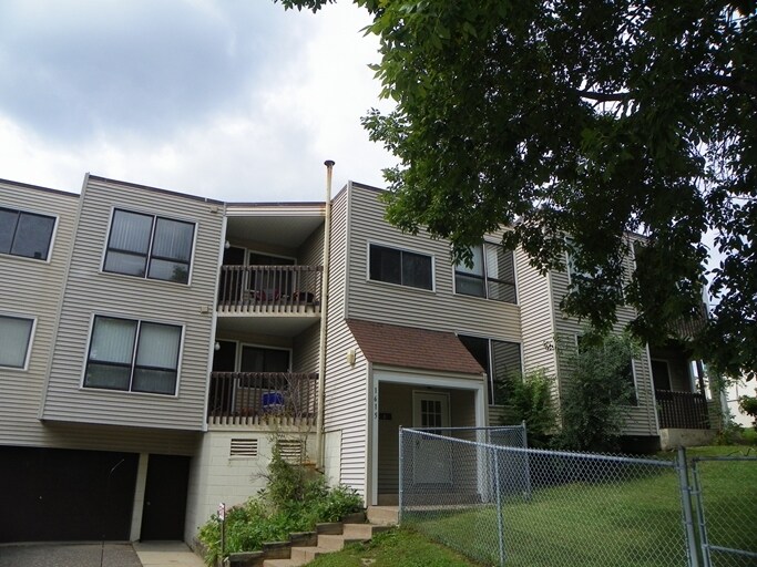 Primary Photo - 1604-1615 Sloan St