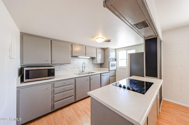 Foto del edificio - 6544 N 12th St
