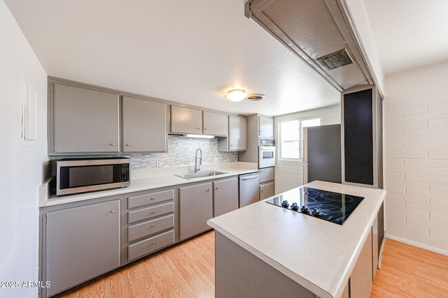 Building Photo - 6544 N 12th St