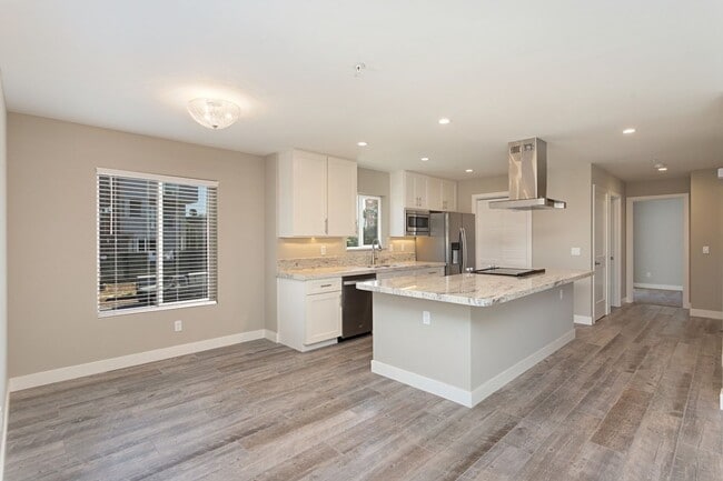 Building Photo - Modern Condo West of PCH!