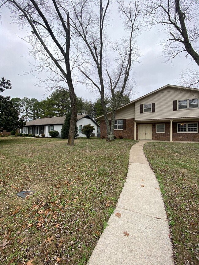 Foto del edificio - 4 br, 2 bath House - 319 E Northfield Blvd.