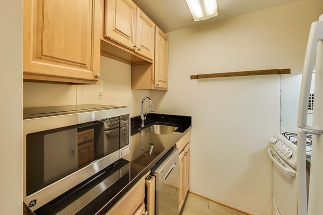 Building Photo - Sunny Studio in Downtown Rockville - ALL UTILITIES INCLUDED