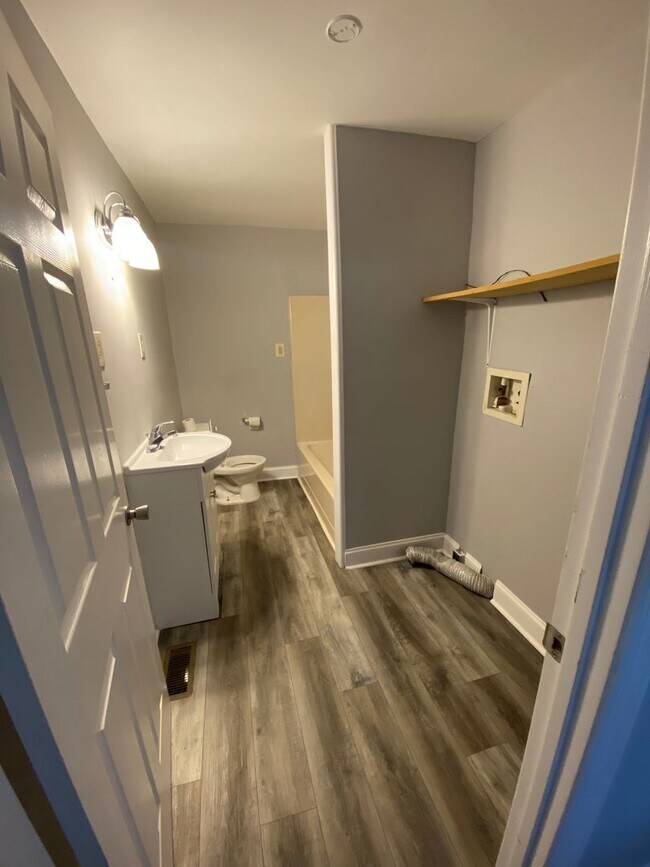 Building Photo - 2 Bedroom 1 Bath House