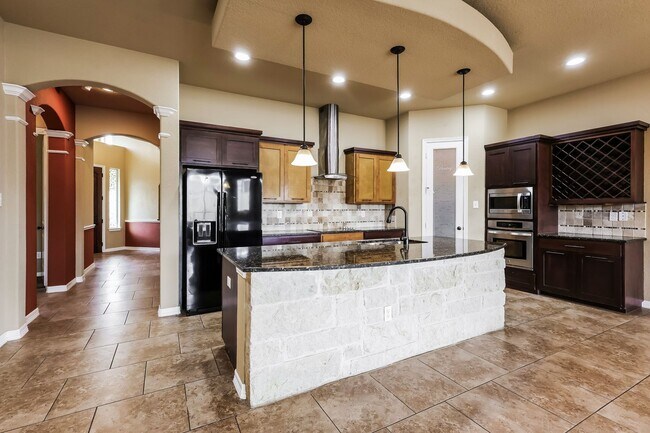 Foto del edificio - 4 bedrooms, 2,049 square foot only 7.5 mil...