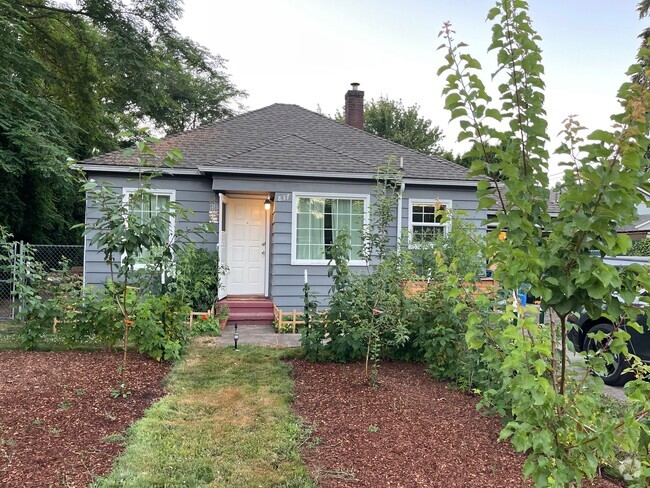 Building Photo - 837 G St