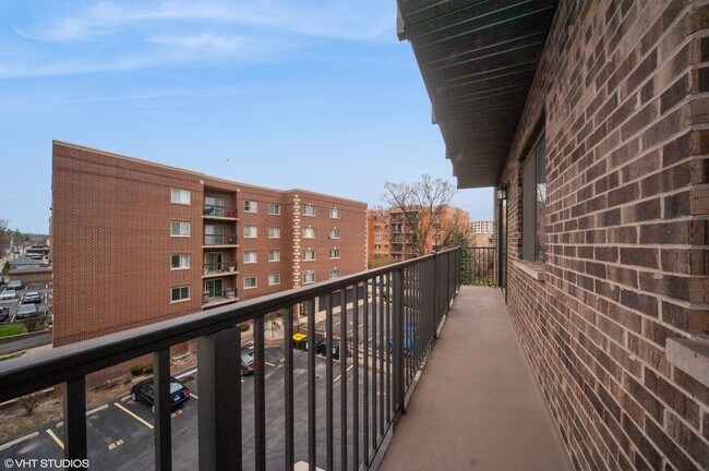 Building Photo - 960 S River Rd