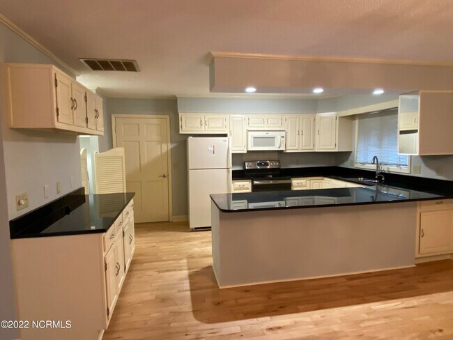 Foto del edificio - 285 Lake Forest Dr
