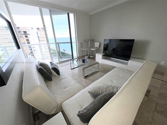 Foto del edificio - 6365 Collins Ave