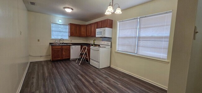 Foto del edificio - Almost Ready! 3 Bedroom 2 Bath Duplex in Longview!