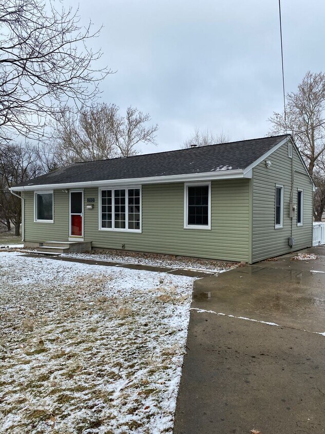 Foto principal - Updated 5 Bedroom 3.5 Bath