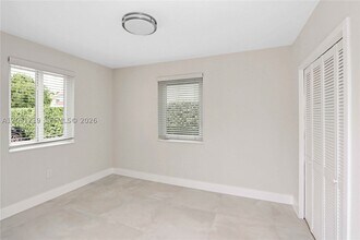 Building Photo - 930 SW 24th Ct