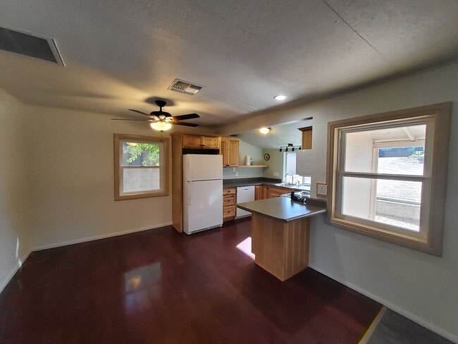 Building Photo - Adorable 2 bed / 1 bath with amazing yard