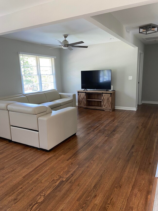 Building Photo - 2789 Meadowview Dr SE