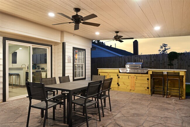 Building Photo - 12115 Wood Forest Dr