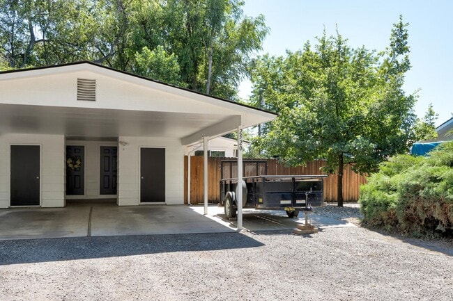 Building Photo - Newly Renovated Townhouse - Pet Friendly!!