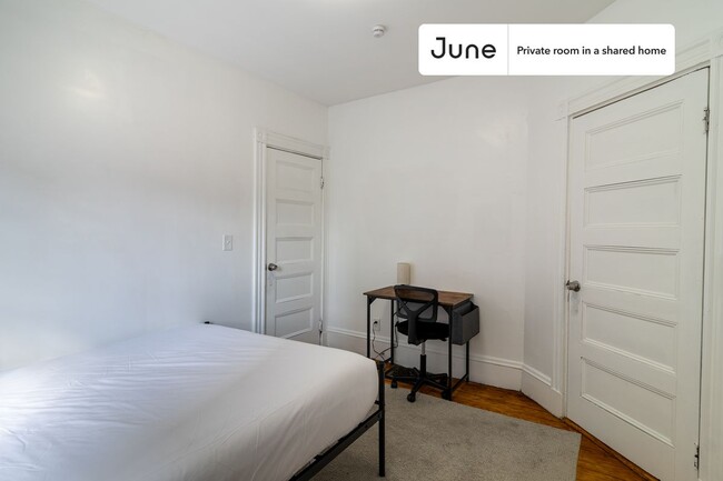 Building Photo - Room in Shared 4 bed/1 bath home