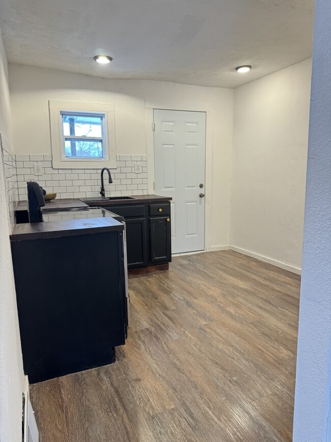 Foto del edificio - 10414 Nelson Ave