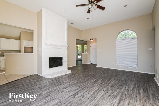 Building Photo - 2525 Hyacinth Dr