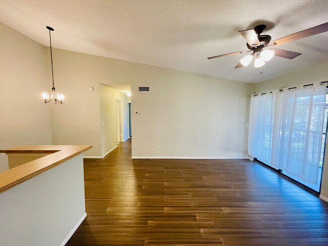 Foto del edificio - Luxurious 2-Bedroom, 2-Bathroom Lakeview C...