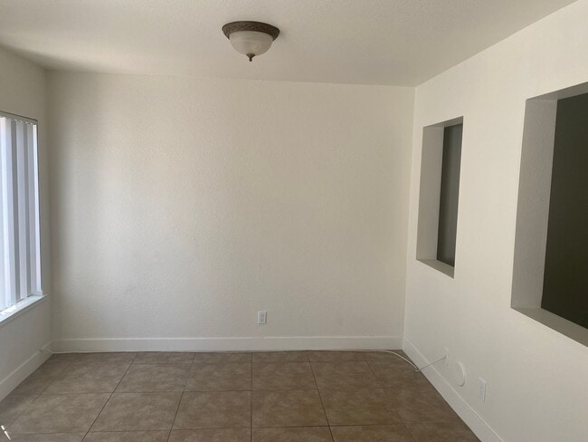 Building Photo - 3 bed, 2 1/2 bath 2-story condo on West si...