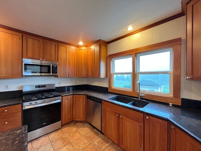 Building Photo - Oregon City 4 Bedroom 3.5 Baths House with...