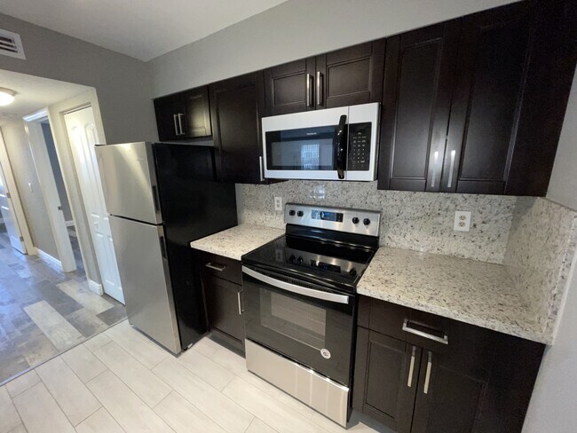 Building Photo - 2810 N Oakland Forest Dr