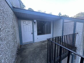 Building Photo - 910 Brett Dr