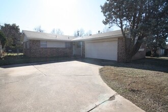 Building Photo - 1104 N Woodcrest Dr
