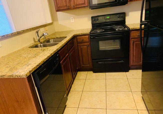 Building Photo - "Charming 2-Bedroom Oasis with Gleaming Hardwood Floors and 2 Full Baths in Decatur!"