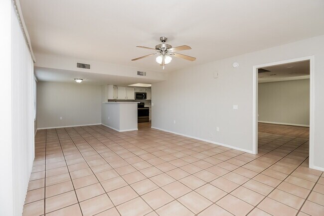 Foto del edificio - 521 N Red Rock St