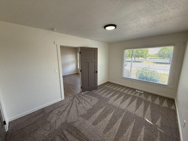 Building Photo - Newley renovated 4 bedroom home!
