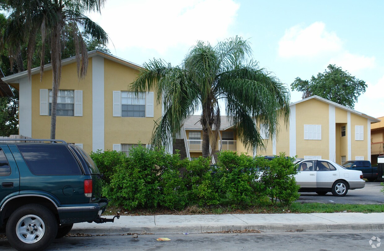 Building Photo - 2750 SW 10th Ter