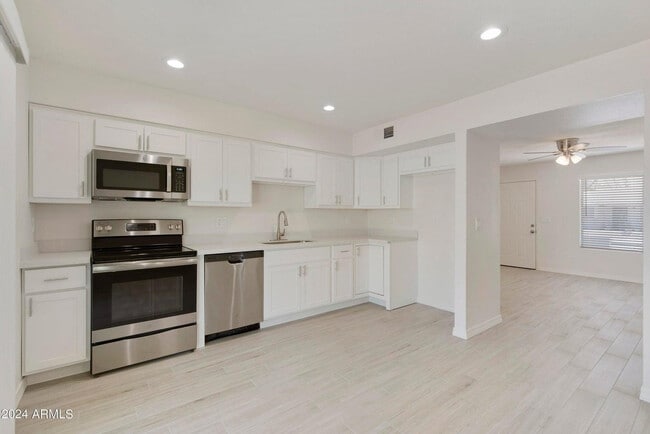 Building Photo - 3316 E Helena Dr