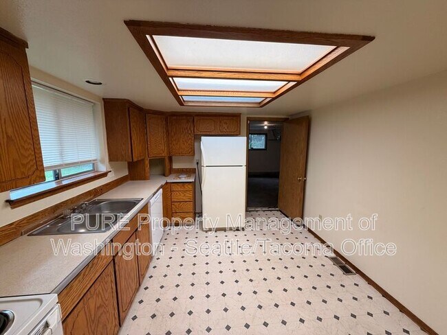 Building Photo - 9017 Wildwood Ave SW