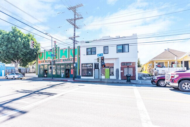 Foto del edificio - 3108 E 4th St