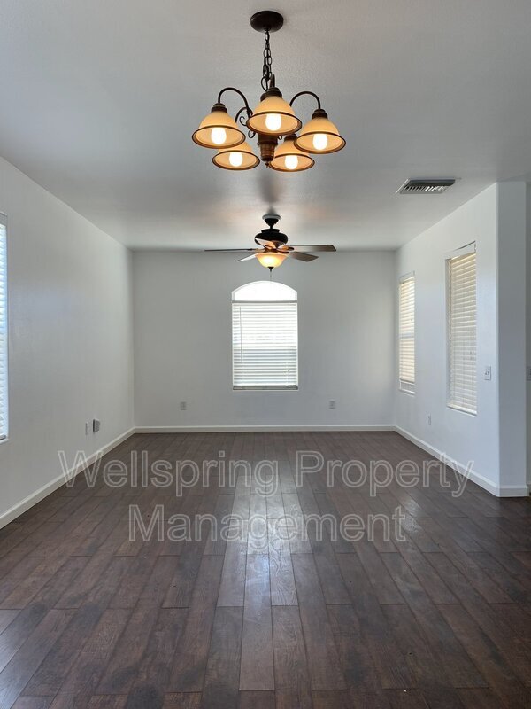 Foto del edificio - 400 Mavis Ct