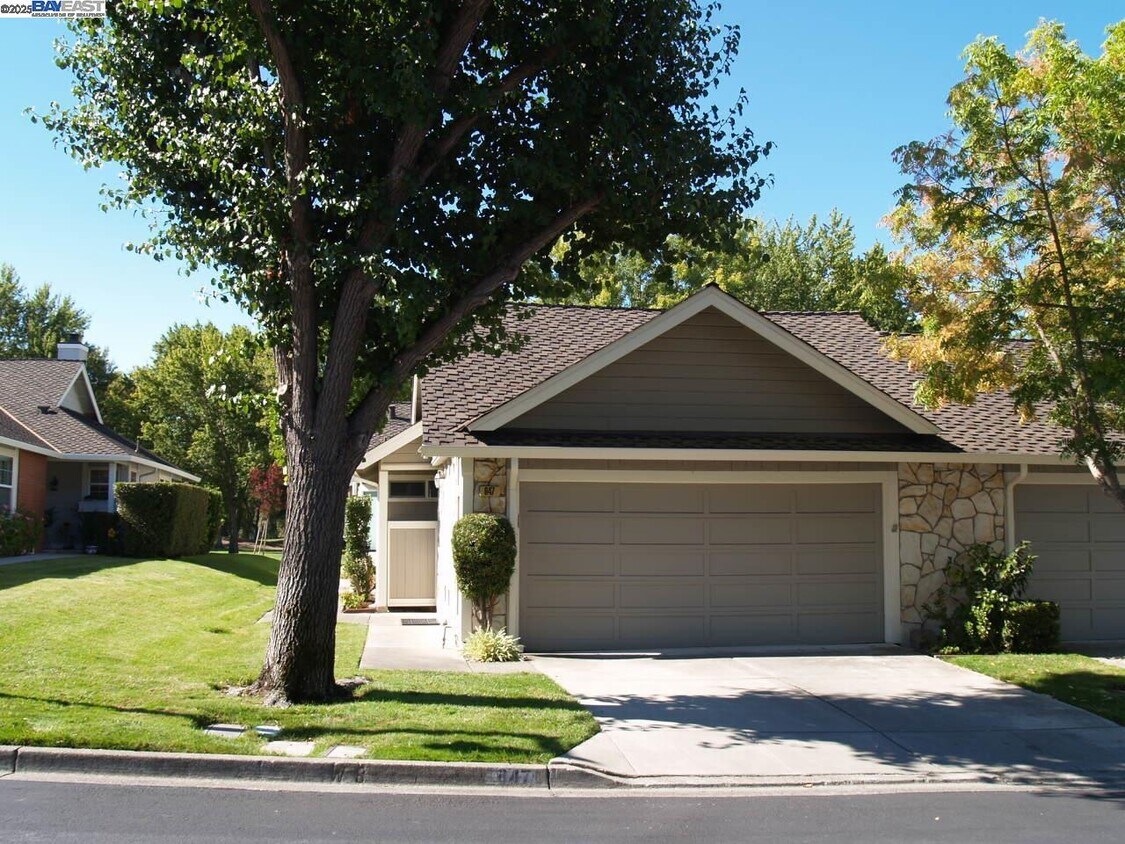 Primary Photo - 647 Doral Dr
