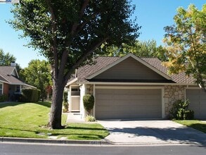 Building Photo - 647 Doral Dr
