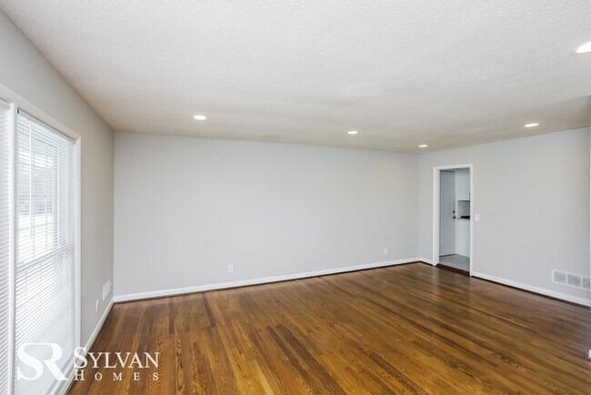 Foto del edificio - One-level living in this 3 BR, 2 BA home