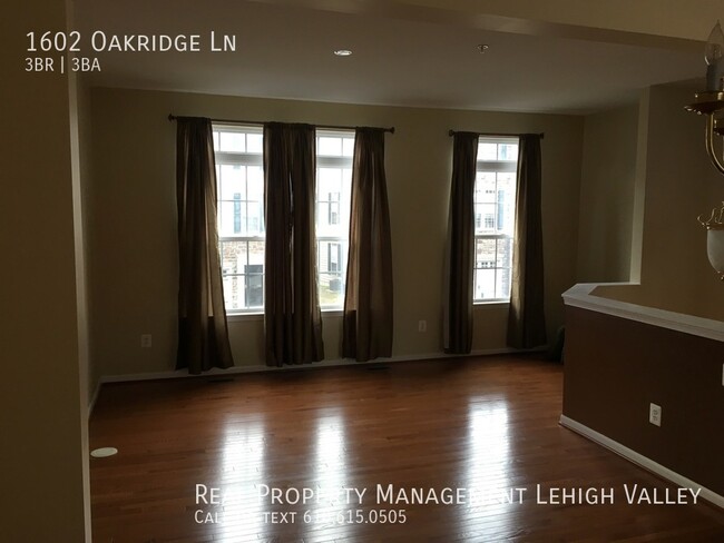 Foto del edificio - Beautiful townhome perfect for busy commuter!