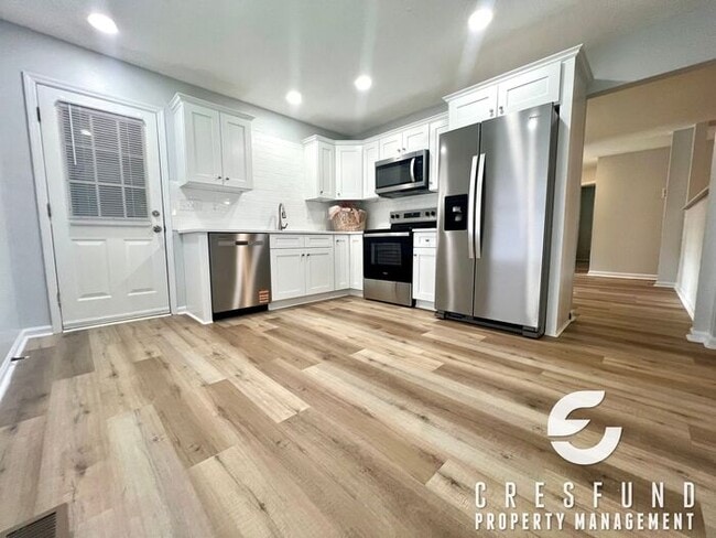 Building Photo - RECENTLY RENOVATED 3 BEDROOM - Ready for M...