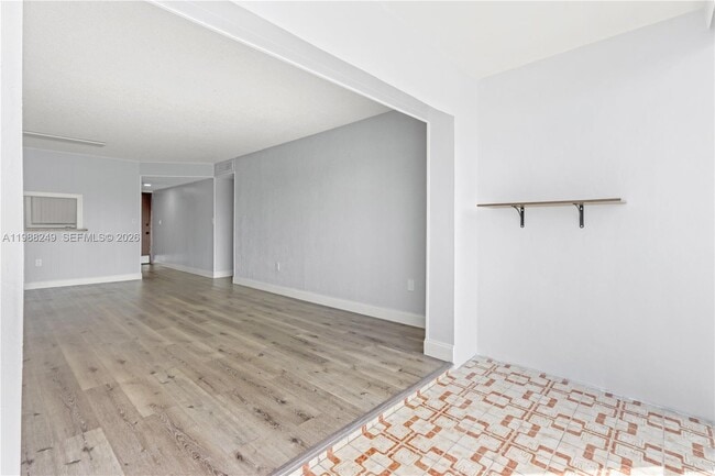 Foto del edificio - 1855 W 60th St