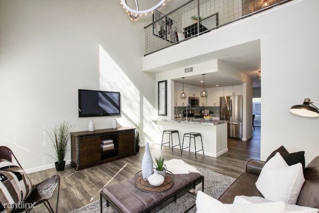 Building Photo - 1 br, 1.5 bath Apartment - 1900 O St 2 Unit 2