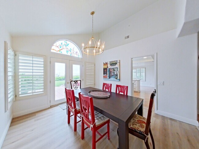 Building Photo - FURNISHED - Elegant 3 bedroom with office ...