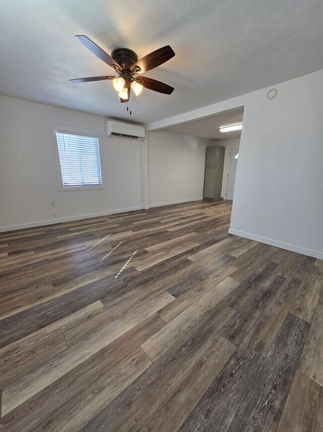 Foto del edificio - SINGLE LEVEL UPDATED 2 BED 1 BATH HOUSE