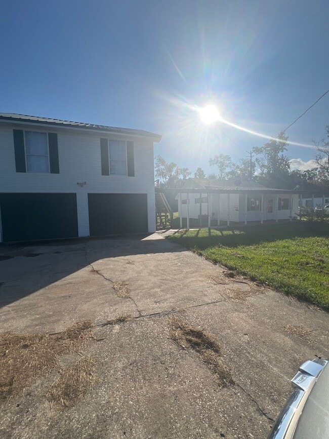 Foto del edificio - 2 bedroom home for lease with garage and a...