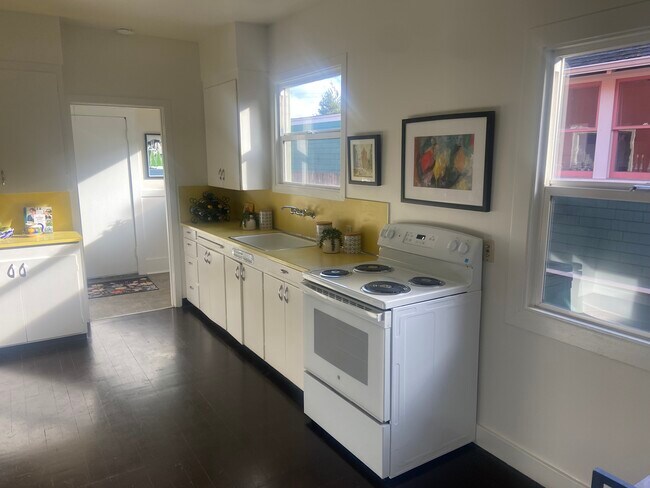 Foto del edificio - 3145 E St